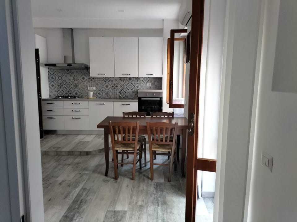 Kitchen or kitchenette, Dining area, stove