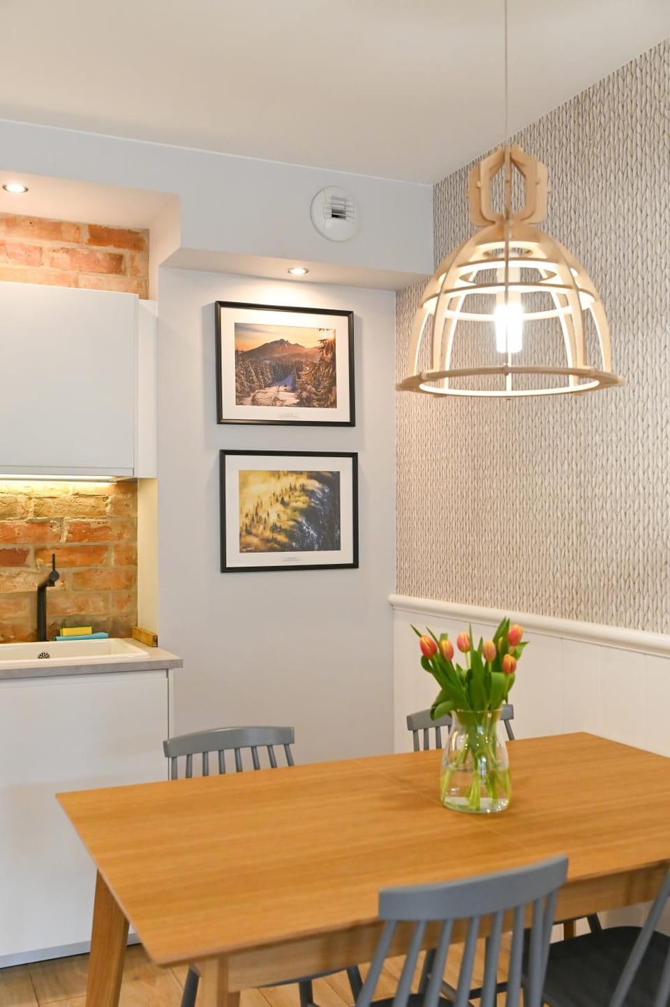 Kitchen or kitchenette, Dining area