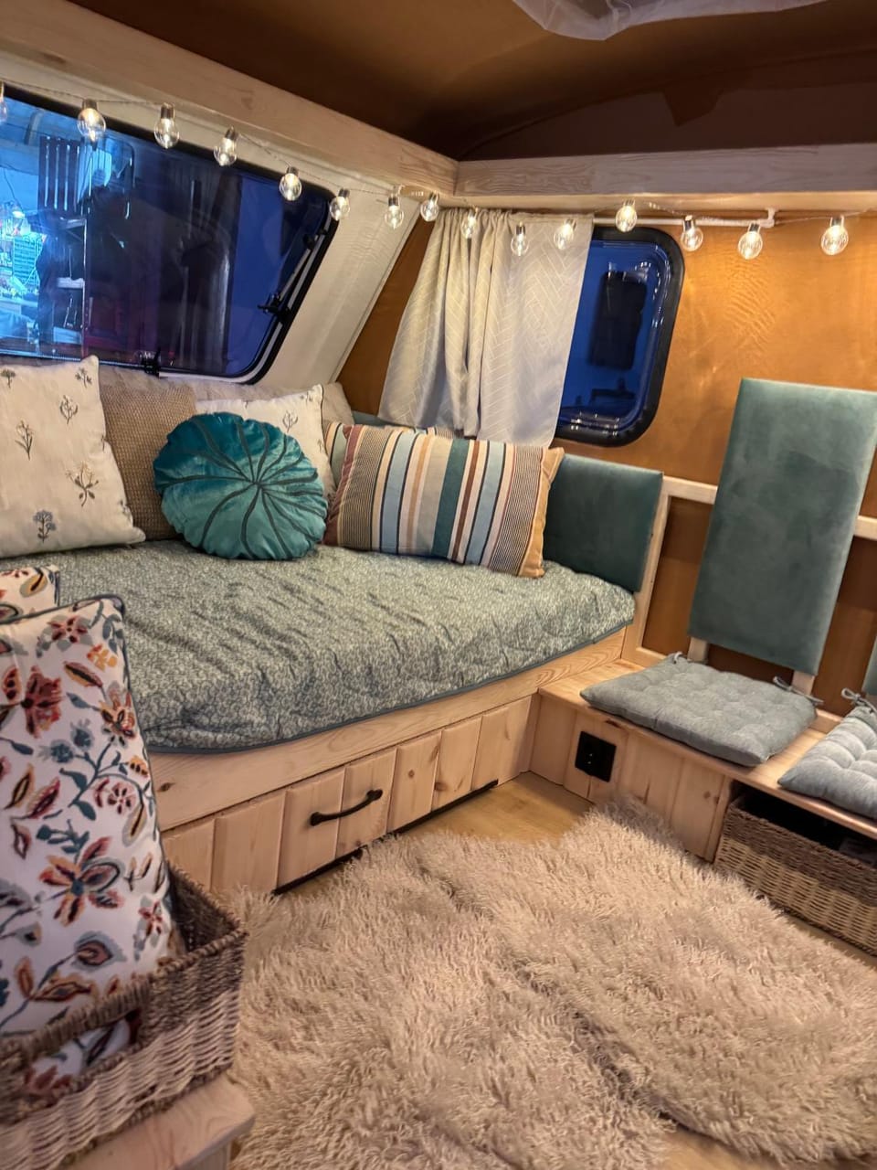 Bed, Photo of the whole room, Seating area, Bedroom