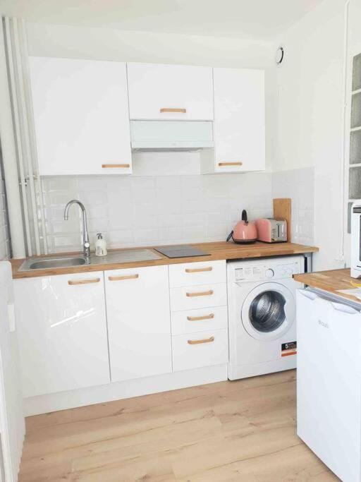 Kitchen or kitchenette, stove, washing machine