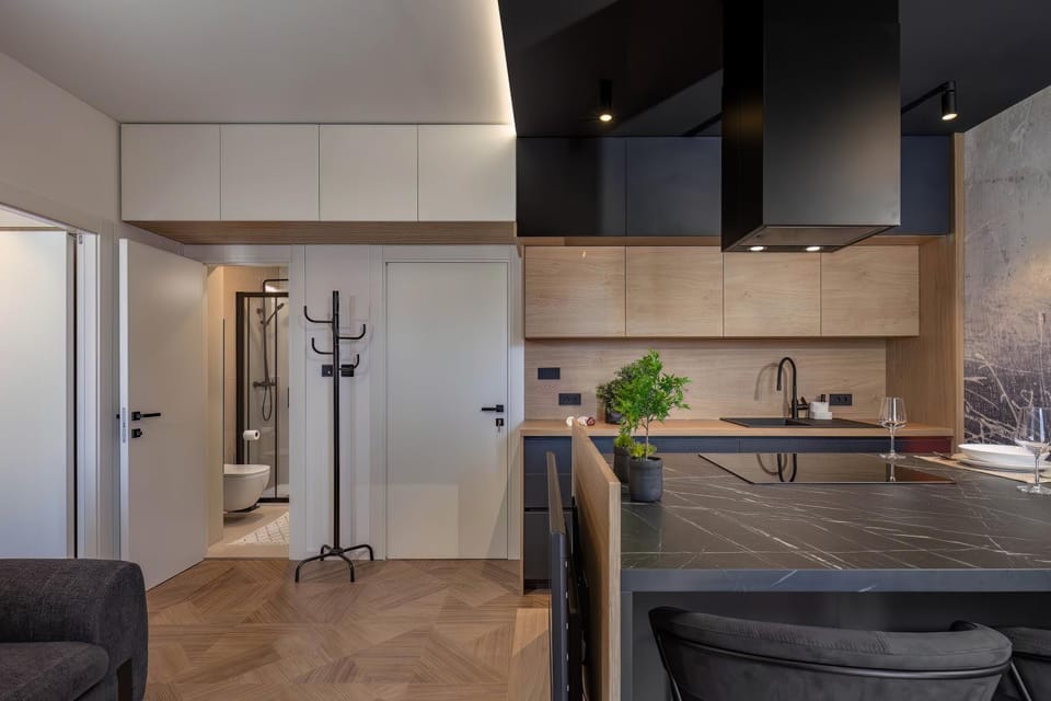 Kitchen or kitchenette, Dining area