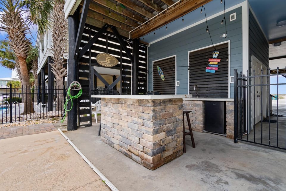 Pier Pressure House in Garden City