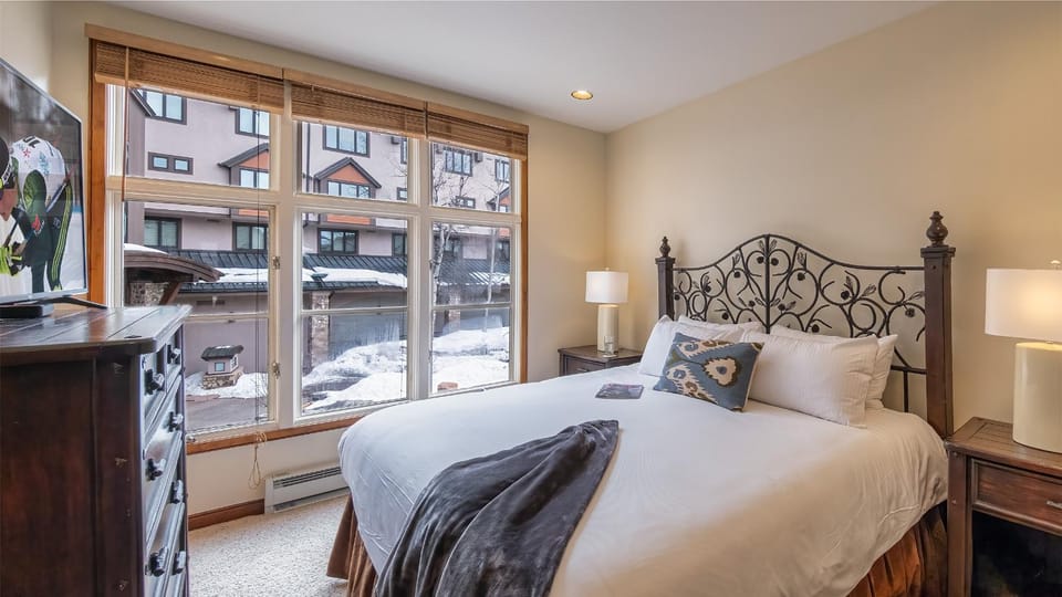 Bed, TV and multimedia, Bedroom