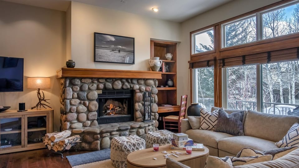 TV and multimedia, Living room, Seating area, fireplace