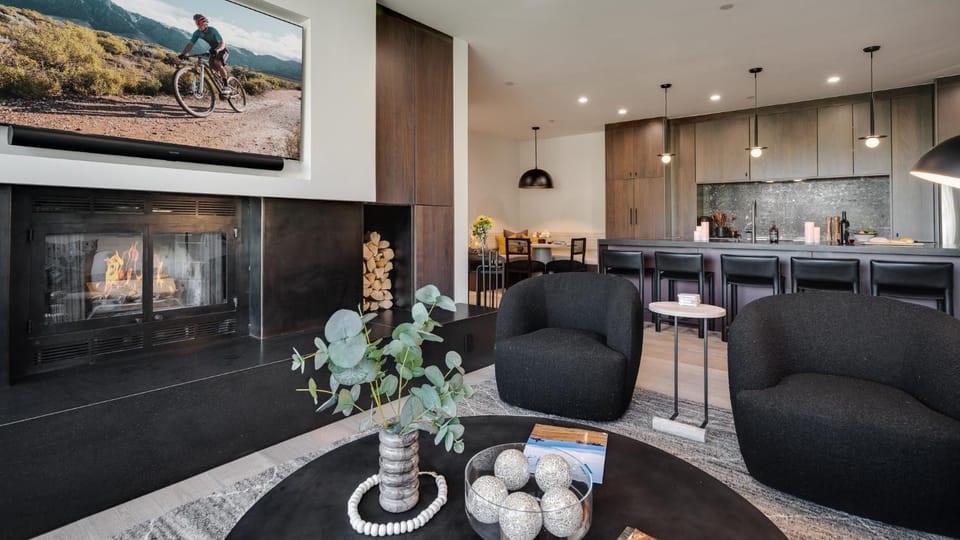 TV and multimedia, Seating area, fireplace