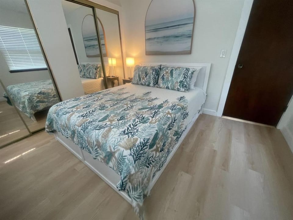 Gorgeous Townhouse One Block Away to Best Beaches! House in Indian Rocks Beach