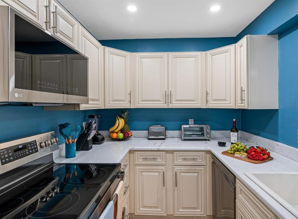 Gorgeous Townhouse One Block Away to Best Beaches! House in Indian Rocks Beach