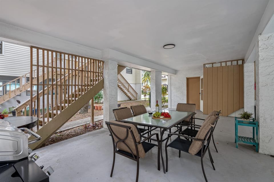 Gorgeous Townhouse One Block Away to Best Beaches! House in Indian Rocks Beach