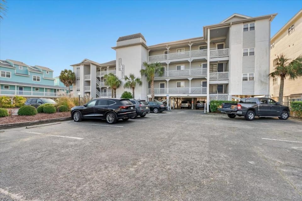 Property building, Day, Neighbourhood, Balcony/Terrace, Parking