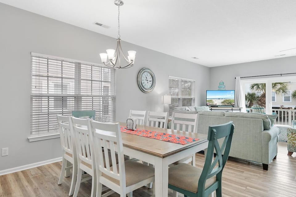 TV and multimedia, Living room, Seating area, Dining area, furniture