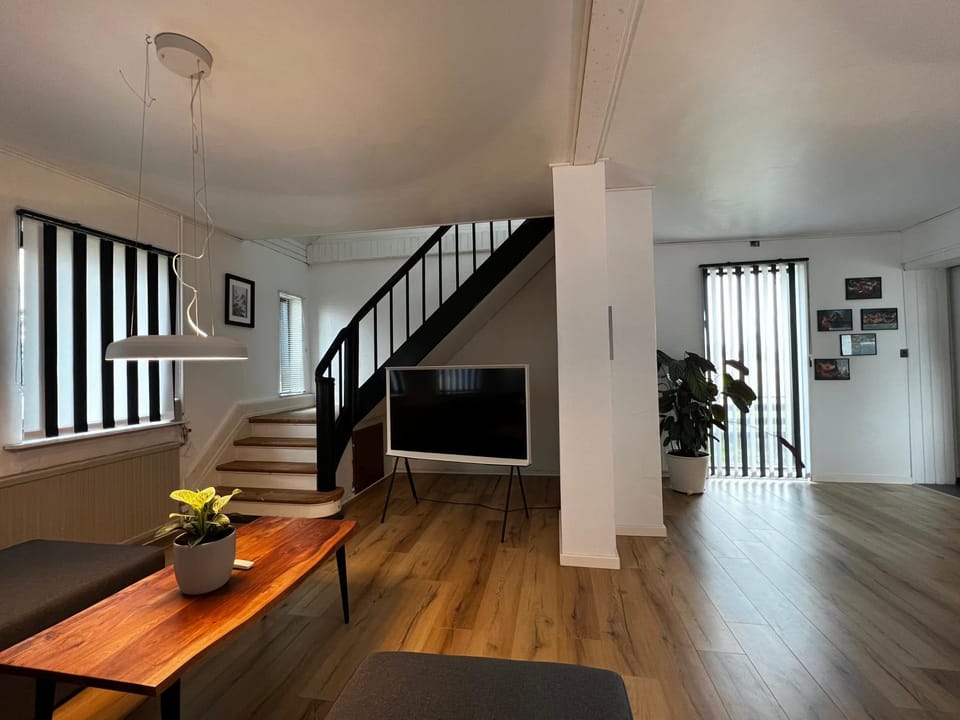 Communal lounge/ TV room, TV and multimedia, Living room