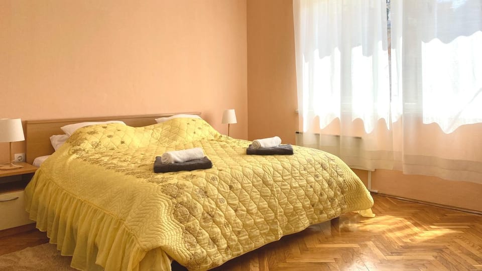 Bed, Bedroom, towels