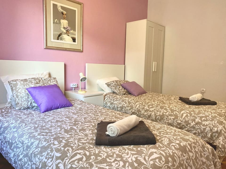 Bed, Bedroom, towels