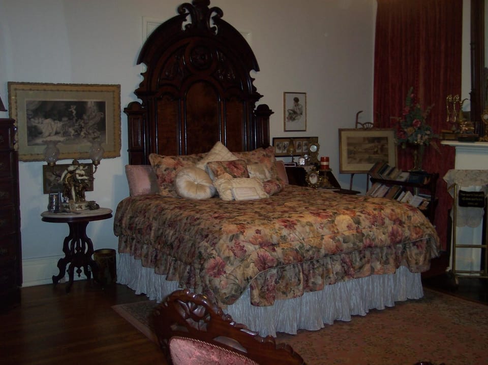 Bed, Photo of the whole room, Decorative detail, Bedroom, internet, internet, air conditioner, air conditioner