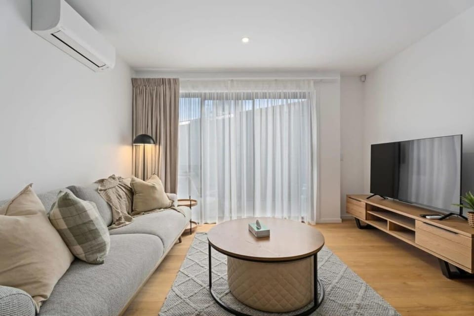 Alps and Lake Retreat Wanaka Apartment in Wanaka