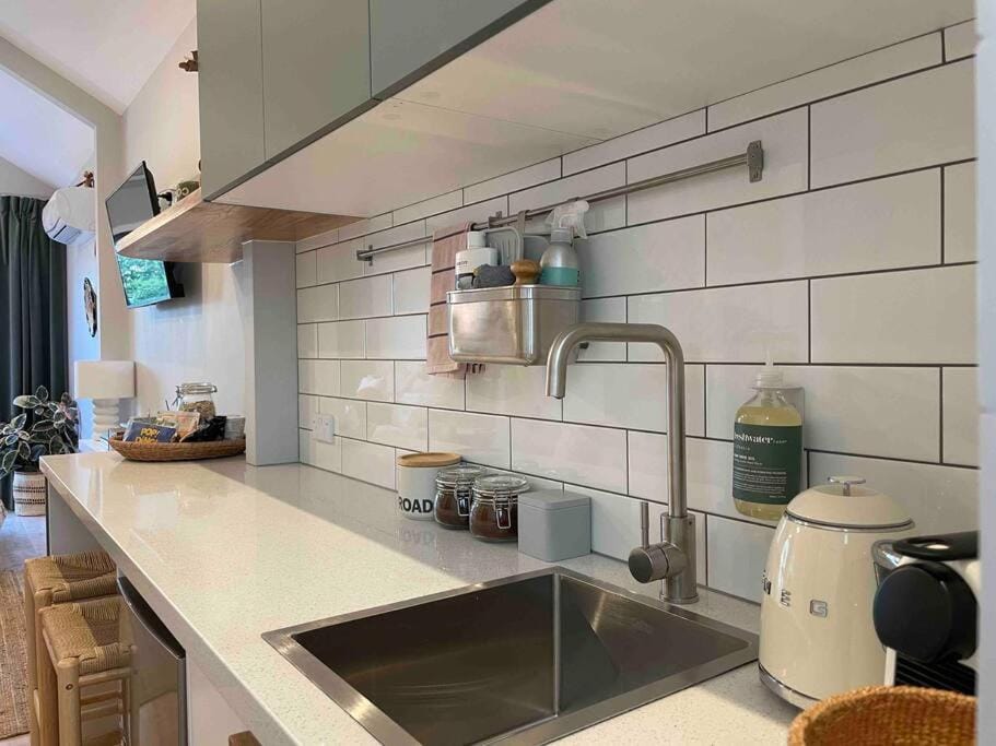 Stylish Geelong Cabin - Your home away from home Cabin in Geelong