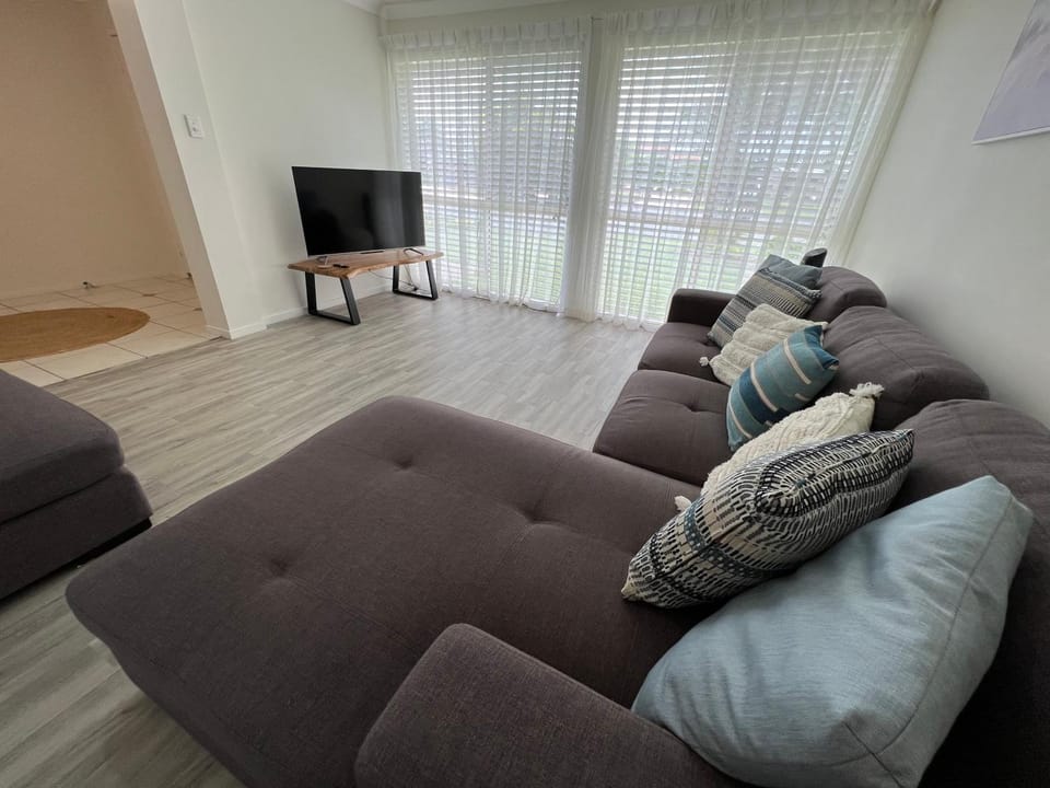 Communal lounge/ TV room, TV and multimedia, Living room, Seating area, Evening entertainment