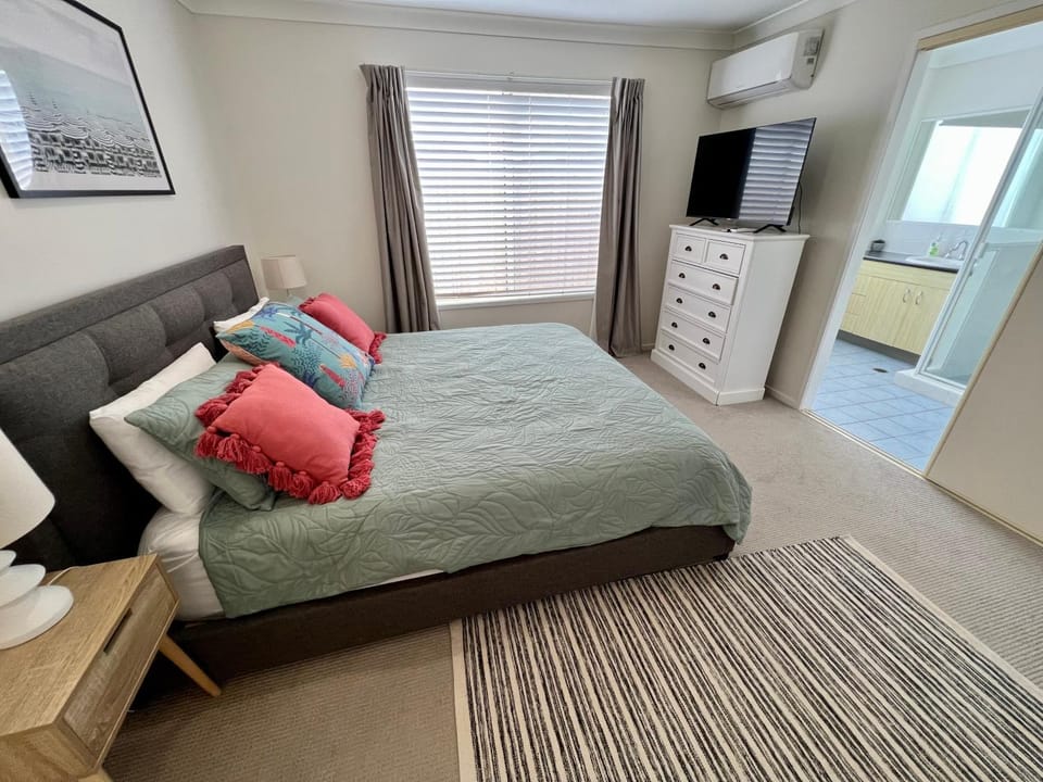Bed, TV and multimedia, Living room, Photo of the whole room, Seating area, Bedroom, wardrobe, air conditioner