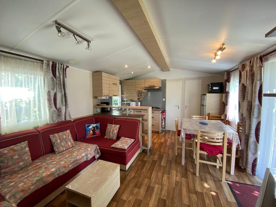 Mobil-home 3 chambres proche plage à Fouras, idéal 6 pers., équipement complet, calme assuré. - FR-1-709-68 House in Fouras