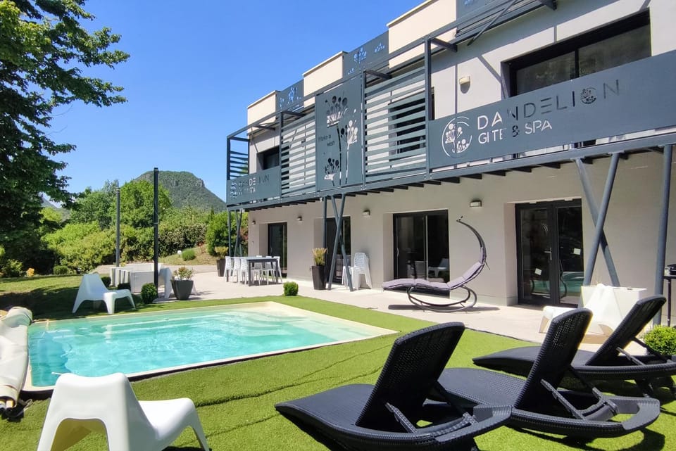 Property building, Patio, Garden view, Pool view, Swimming pool, sunbed