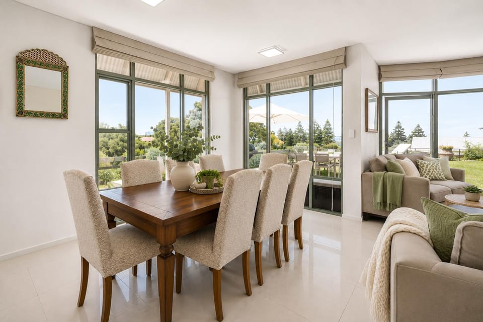 Photo of the whole room, Seating area, Dining area, Garden view