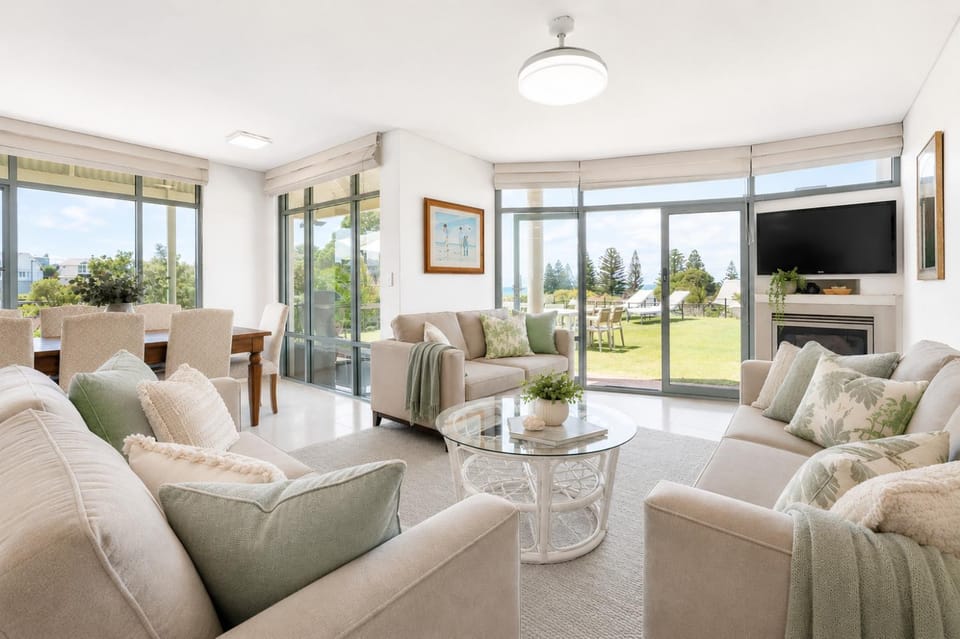 TV and multimedia, Living room, Dining area, Garden view, fireplace