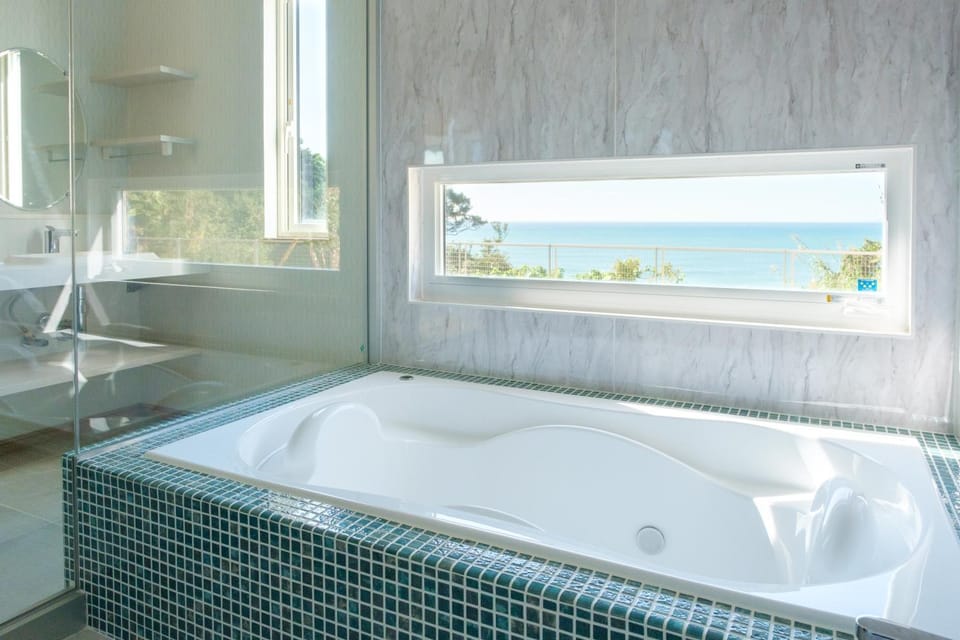 Bathroom, Sea view