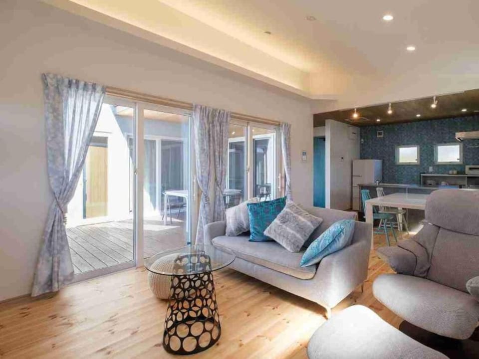 Kitchen or kitchenette, Living room, Seating area, minibar, pet friendly