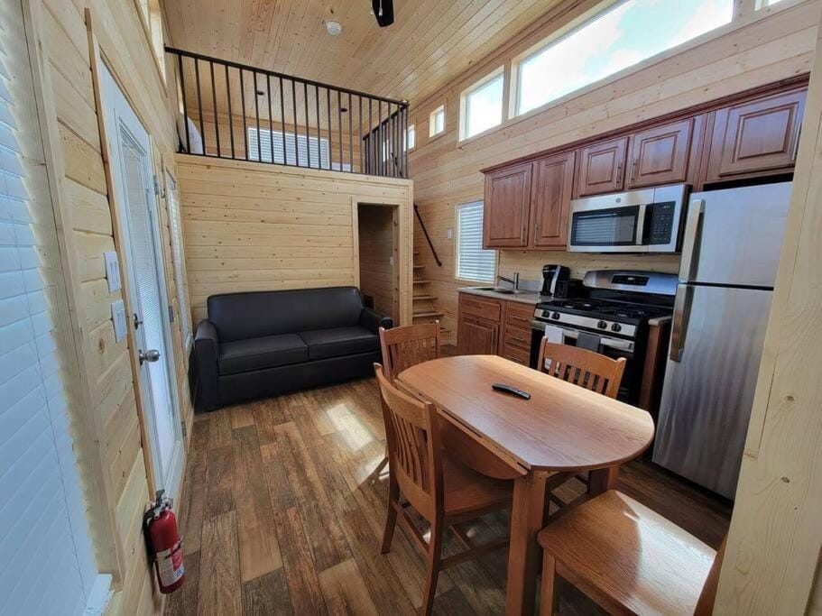 Kitchen or kitchenette, Living room, Seating area, Dining area, minibar, pet friendly