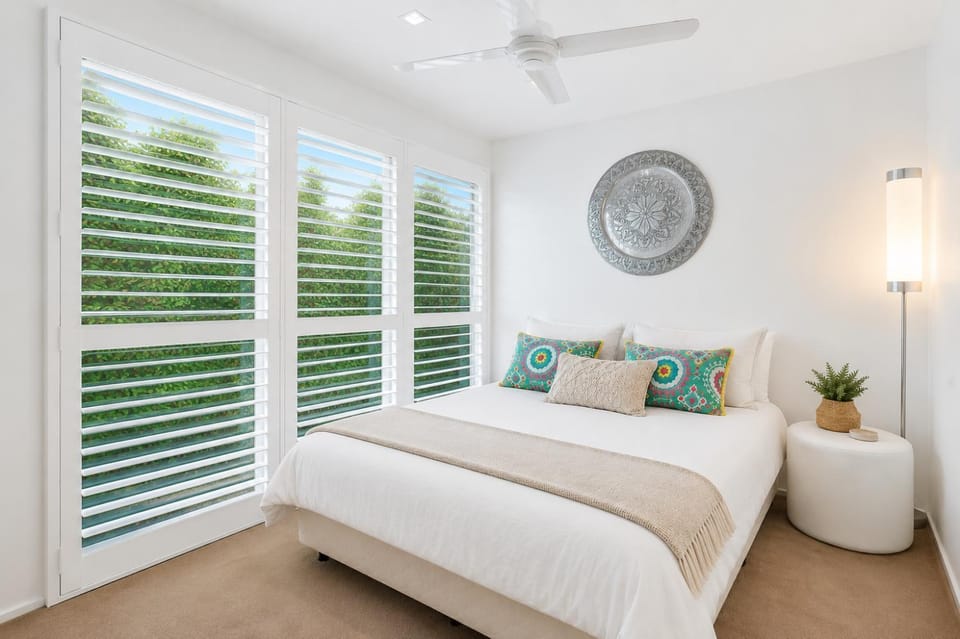 Bed, View (from property/room), Bedroom, Garden view