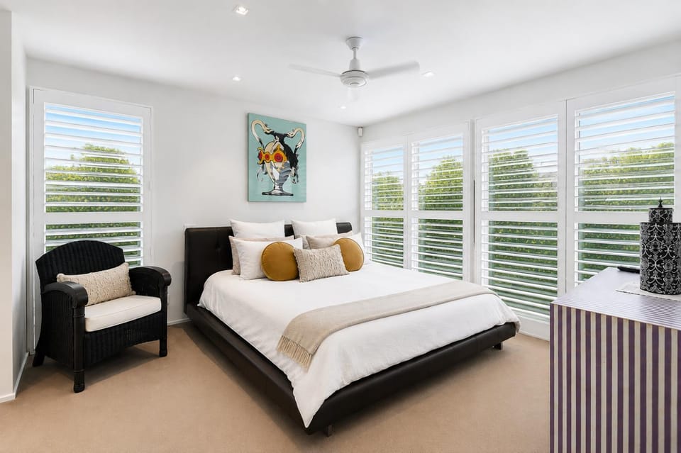 Bed, Seating area, Bedroom, Garden view