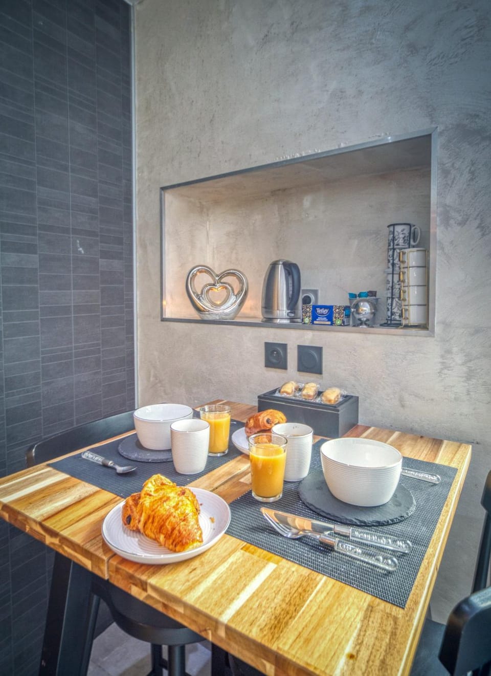 Coffee/tea facilities, Kitchen or kitchenette, Food and drinks, Dining area, Food, Breakfast, Continental breakfast, minibar, toaster