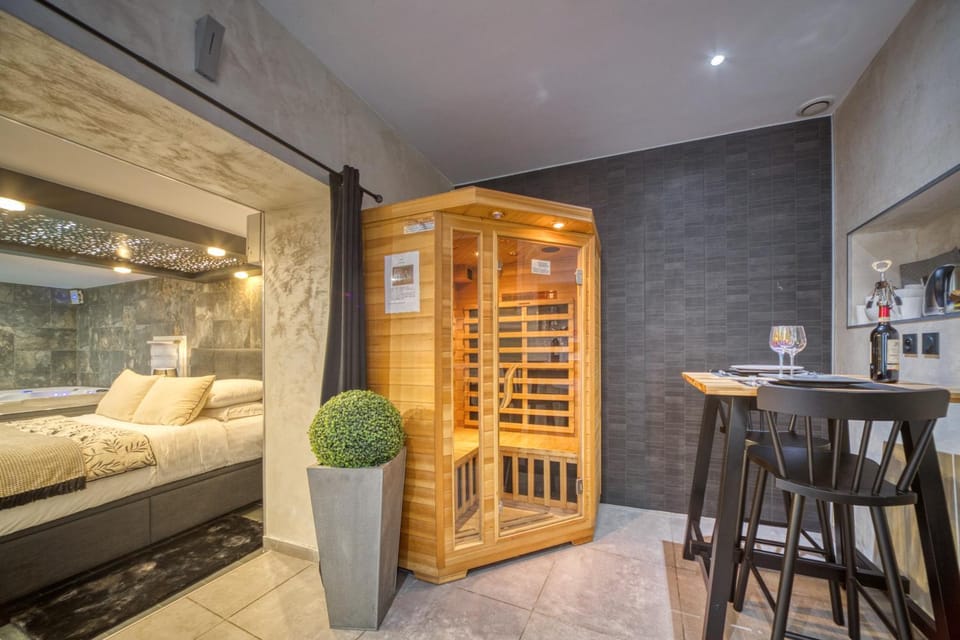 Bed, Kitchen or kitchenette, Living room, Photo of the whole room, Seating area, Dining area, Bedroom