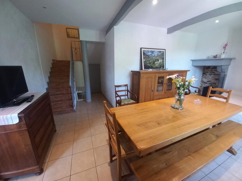 TV and multimedia, Living room, Seating area, Dining area