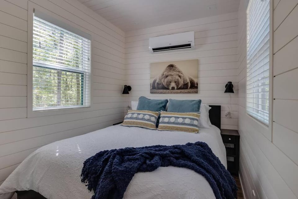 Bedroom, air conditioner