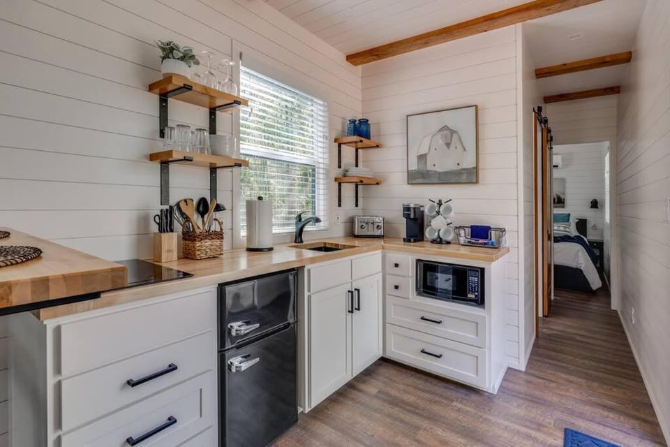 Coffee/tea facilities, Kitchen or kitchenette, minibar, stove, toaster