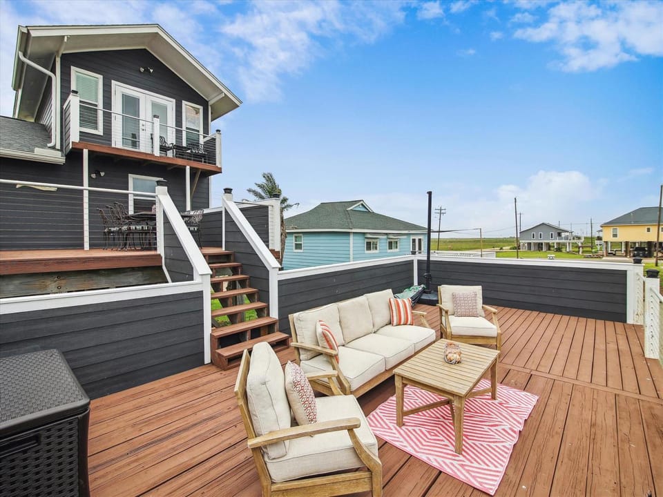 Property building, Patio, Neighbourhood, Balcony/Terrace, Seating area