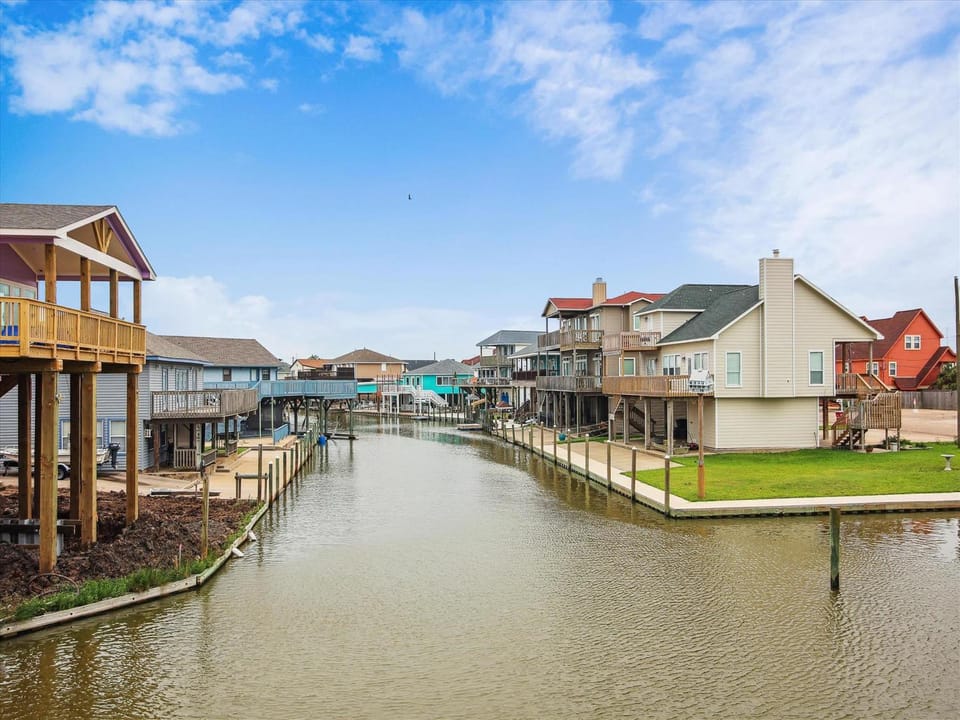 Property building, Neighbourhood, Natural landscape, River view