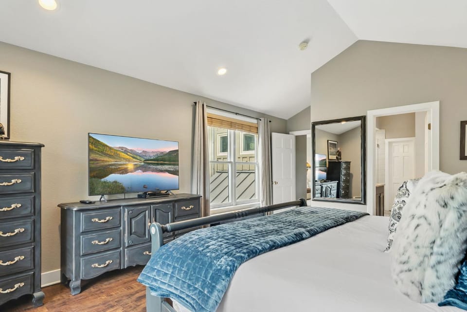 Luxurious Peak 8 Lodge 4BDR Near Slopes with Private Hot Tub House in Breckenridge