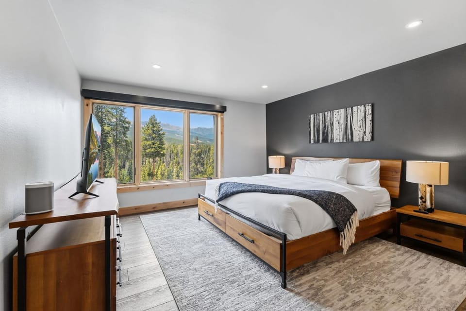 Ski In Out Townhome with Hot Tub and Lovely Mtn Views House in Breckenridge