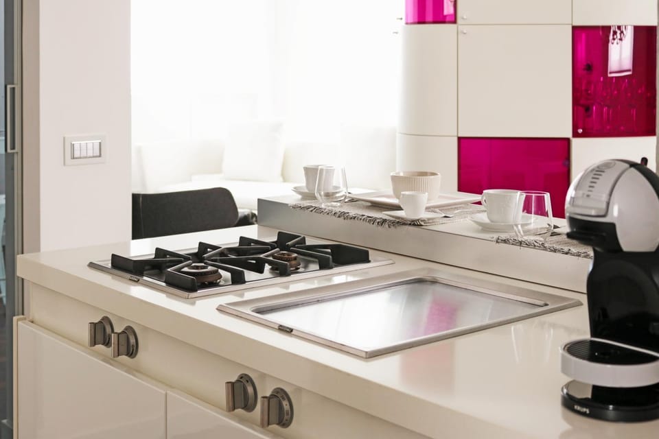 Coffee/tea facilities, Kitchen or kitchenette, stove