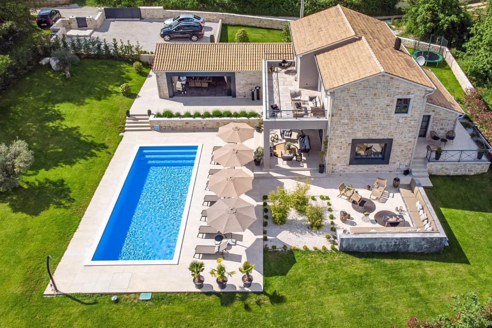 Property building, Day, Bird's eye view, Garden, Garden, Swimming pool, Parking