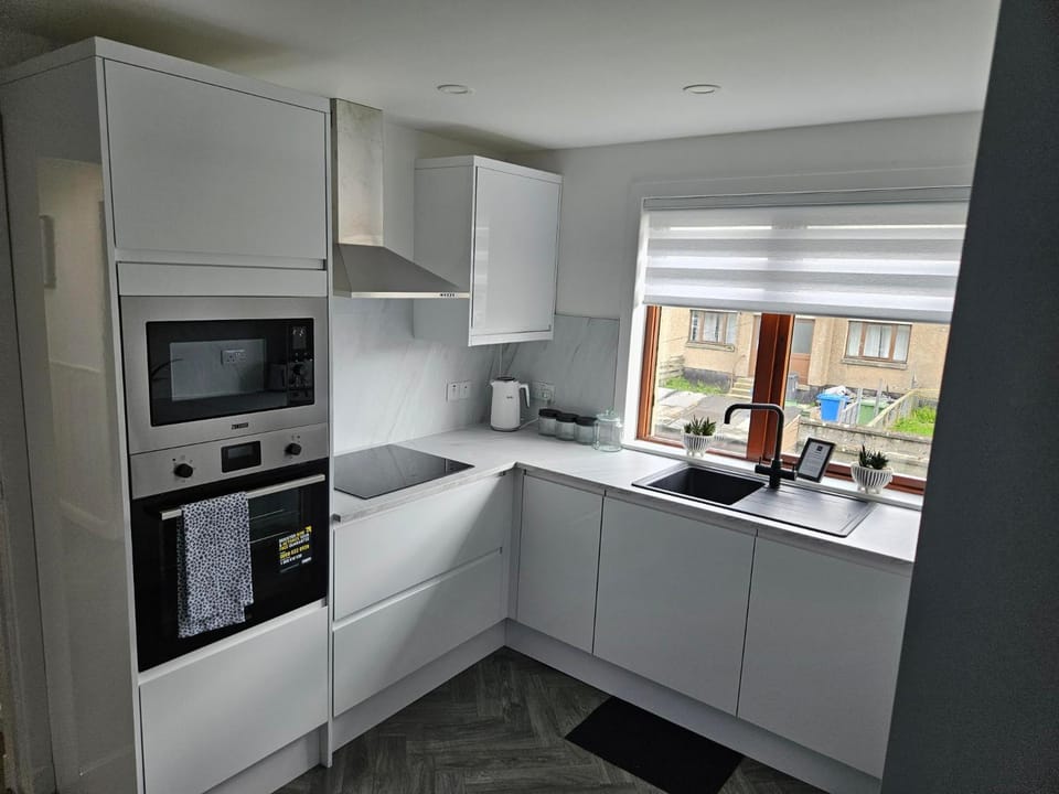 Kitchen or kitchenette, dishwasher, minibar, oven