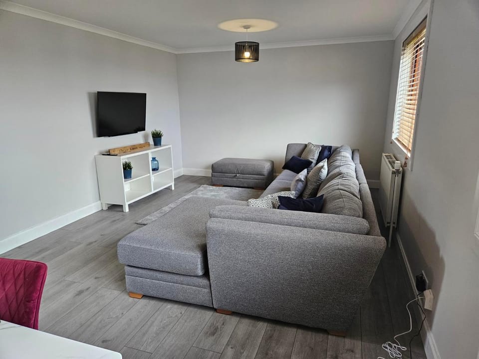 Communal lounge/ TV room, TV and multimedia, Living room, Seating area, Evening entertainment