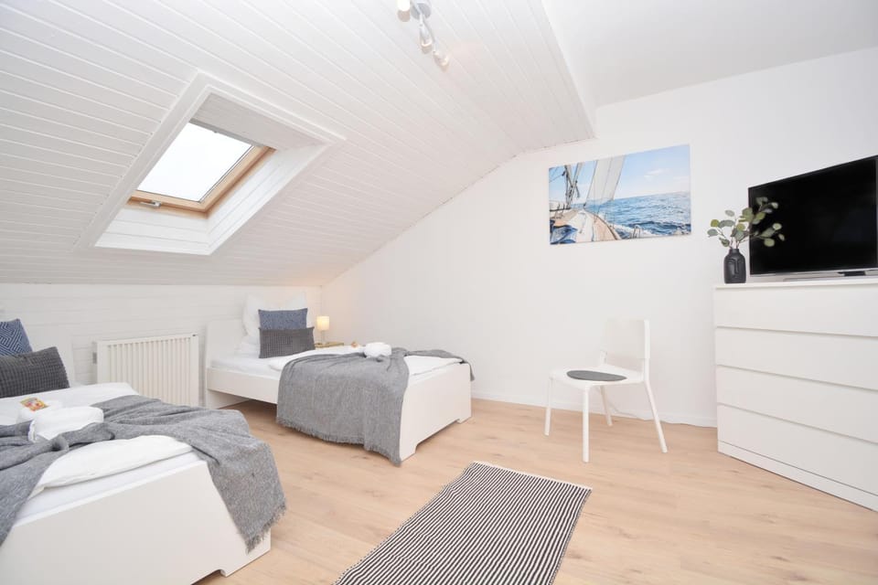 Bed, TV and multimedia, Photo of the whole room, Bedroom
