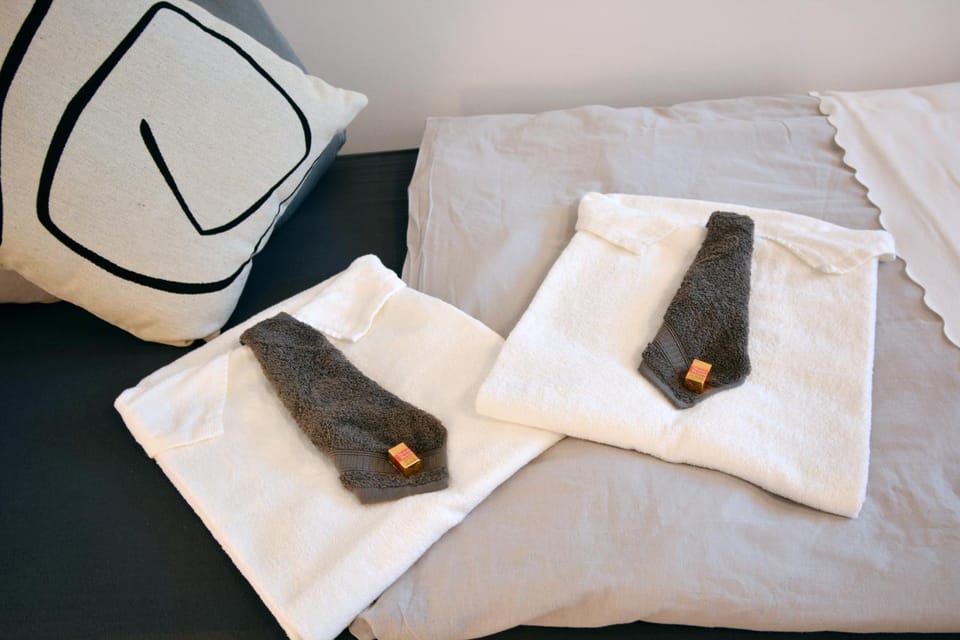Bed, Bedroom, towels