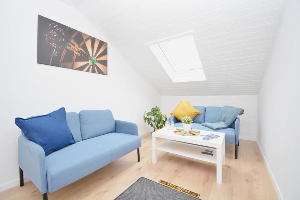 Communal lounge/ TV room, Darts, Seating area