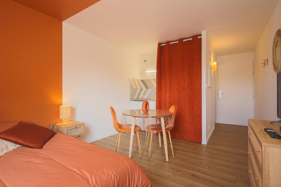 Bed, TV and multimedia, Kitchen or kitchenette, Photo of the whole room, Dining area, Bedroom, hair dresser