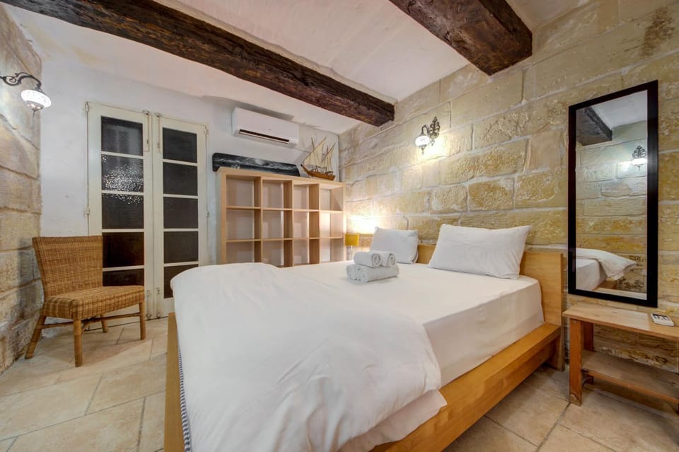 Photo of the whole room, Bedroom, air conditioner