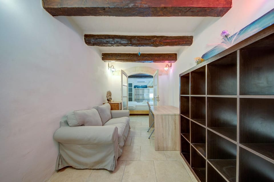 Bed, Seating area